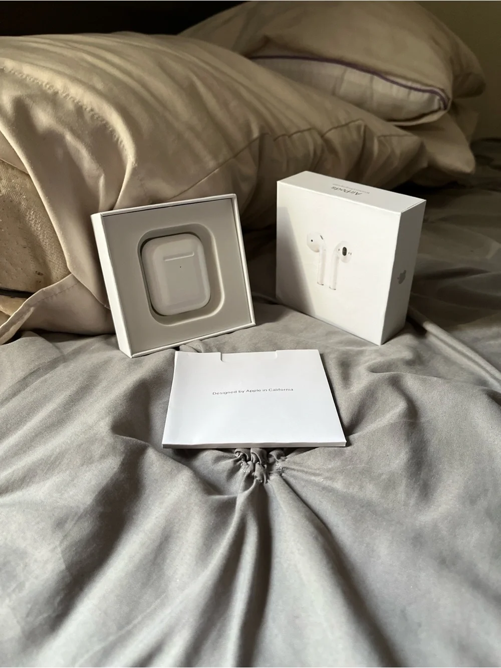 Apple White Wireless Earbuds with Charging Case and Cable